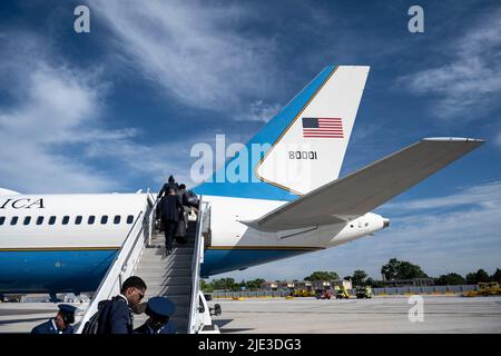 Chicago, USA. 24th June, 2022. White House staff board Air Force Two at Midway Airport on Friday June 24, 2022 in Chicago, IL. (Photo by Christopher Dilts/Sipa USA) Credit: Sipa USA/Alamy Live News Stock Photo