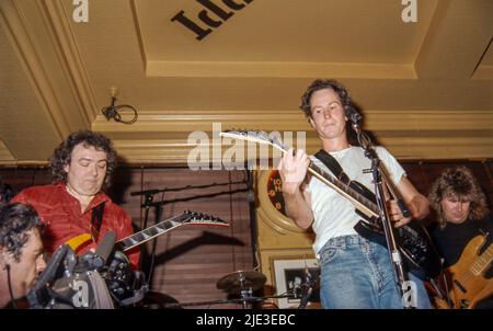 english-guitarist-bernie-