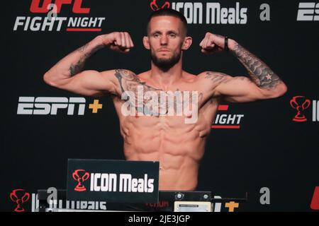June 24, 2022: LAS VEGAS, NV - JUNE 24: Nate Maness poses on the scale during the UFC Vegas 57: Weigh-in at UFC Apex on June 24, 2022, in Las Vegas, Nevada, United States. (Credit Image: © Diego Ribas/PX Imagens via ZUMA Press Wire) Stock Photo