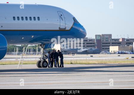 Chicago, USA. 24th June, 2022. Military aids talk by the landing gear and undercarriage of Air Force Two at Midway Airport on Friday June 24, 2022 in Chicago, IL. (Photo by Christopher Dilts/Sipa USA) Credit: Sipa USA/Alamy Live News Stock Photo