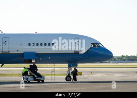 Chicago, USA. 24th June, 2022. Military aids inspect the undercarriage of Air Force Two at Midway Airport on Friday June 24, 2022 in Chicago, IL. (Photo by Christopher Dilts/Sipa USA) Credit: Sipa USA/Alamy Live News Stock Photo