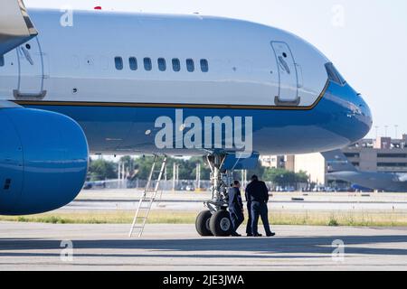 Chicago, USA. 24th June, 2022. Military aids talk by the landing gear and undercarriage of Air Force Two at Midway Airport on Friday June 24, 2022 in Chicago, IL. (Photo by Christopher Dilts/Sipa USA) Credit: Sipa USA/Alamy Live News Stock Photo
