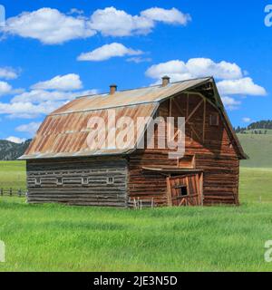 old log barn near jens, montana Stock Photo