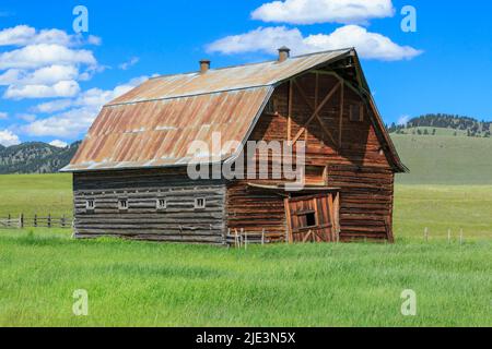 old log barn near jens, montana Stock Photo