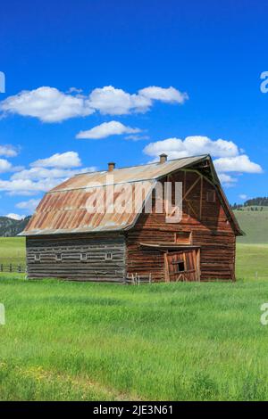 old log barn near jens, montana Stock Photo