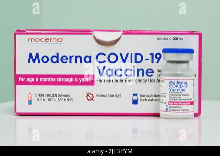 Orlando, United States. 24th June, 2022. A box and a vial of the two-dose Moderna Covid-19 vaccine for children between the ages of 6 months and 5 years is seen at Nona Pediatric Center in Orlando. On June 18, 2022, the Centers for Disease Control and Prevention (CDC) recommended that all children 6 months through 5 years of age should receive a COVID-19 vaccine. Florida Governor Ron DeSantis has refused to order doses of the vaccine for state heath departments, making Florida the only state not providing the vaccine for young kids. Credit: SOPA Images Limited/Alamy Live News Stock Photo