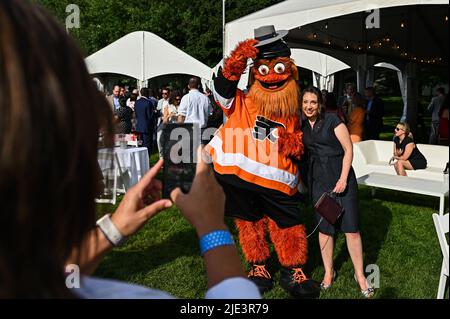 Philadelphia flyers gritty hi-res stock photography and images - Alamy