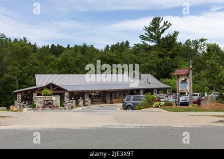 BLOWING ROCK, NC, USA-20 JUNE 2022: Foggy Rock Eatery & Pub on US 321 in Blocking Rock. Stock Photo