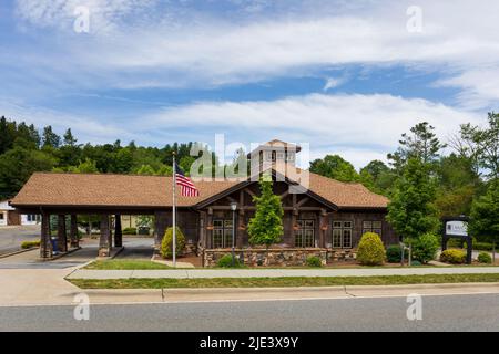 BLOWING ROCK, NC, USA-20 JUNE 2022: United Community Bank, building and drive-thru, on US 321. Stock Photo