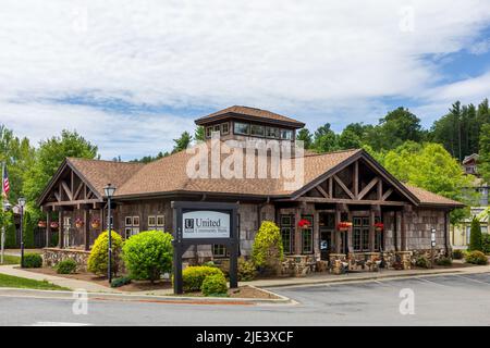 BLOWING ROCK, NC, USA-20 JUNE 2022: United Comunity Bank on US 321.  Building, sign, colorful summer image. Stock Photo