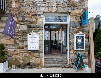 BLOWING ROCK, NC, USA-20 JUNE 2022: Entrance for Reinhardt Rooms and the Blue Deer Cookies shop.  Signs and view to interior. Stock Photo