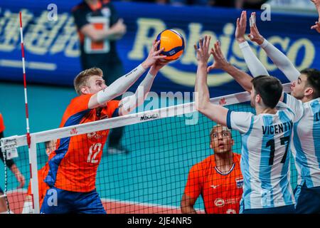 Quezon City, Philippines. 25th June, 2022. The Netherlands' Bennie Tuinstra (L) competes during the FIVB Volleyball Nations League Men's Pool 3 match between the Netherlands and Argentina in Quezon City, the Philippines, June 25, 2022. Credit: Rouelle Umali/Xinhua/Alamy Live News Stock Photo