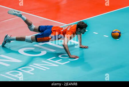 Quezon City, Philippines. 25th June, 2022. The Netherlands' Stijn van Tilburg dives as he tries to save the ball during the FIVB Volleyball Nations League Men's Pool 3 match between the Netherlands and Argentina in Quezon City, the Philippines, June 25, 2022. Credit: Rouelle Umali/Xinhua/Alamy Live News Stock Photo