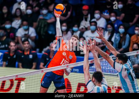Quezon City, Philippines. 25th June, 2022. The Netherlands' Bennie Tuinstra (L) spikes the ball during the FIVB Volleyball Nations League Men's Pool 3 match between the Netherlands and Argentina in Quezon City, the Philippines, June 25, 2022. Credit: Rouelle Umali/Xinhua/Alamy Live News Stock Photo