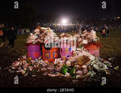Overflowing litter bins during the Glastonbury Festival at Worthy Farm in Somerset. Picture date: Saturday June 25, 2022. Stock Photo