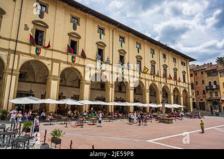 Outdoor cafes and restaurants in the Loggia del Vasari on Piazza Grande (north side) in historic city centre of Arezzo in Tuscany, Italy Stock Photo