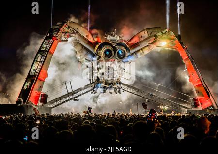 Pilton, UK. 25th June, 2022. Arcadia returns with giant fire breathing Spider - The 50th 2022 Glastonbury Festival, Worthy Farm. Glastonbury, Credit: Guy Bell/Alamy Live News Stock Photo