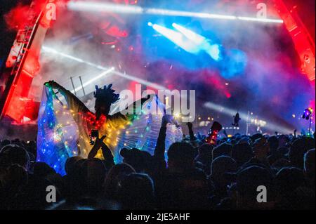 Pilton, UK. 25th June, 2022. Arcadia returns with giant fire breathing Spider - The 50th 2022 Glastonbury Festival, Worthy Farm. Glastonbury, Credit: Guy Bell/Alamy Live News Stock Photo