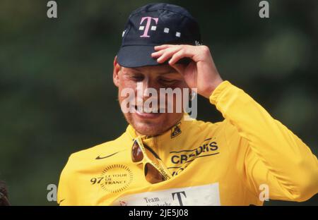 Paris, Deutschland. 30th June, 2017. Exactly 25 years ago, Jan Ullrich won the Tour de France France, historic victory, icon of sport in Germany firo: Tour de France 1997 cycling winner of the tour award ceremony in the yellow jersey Jan Ullrich Team Telekom in Paris Credit: dpa/Alamy Live News Stock Photo