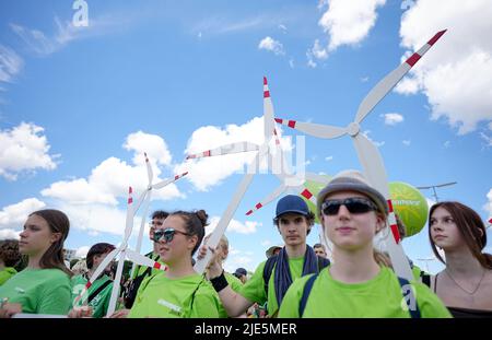 25 June 2022, Bavaria, Munich: Participants of Greenpeace Youth join a demonstration of the G7 critics for better climate and species protection and against hunger and poverty. Fifteen associations critical of globalization have called for the demonstration in Munich. Germany is hosting the G7 summit (June 26-28) of economically strong democracies. Photo: Michael Kappeler/dpa Stock Photo