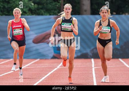 APELDOORN, NETHERLANDS - JUNE 25: Laura Zwaan of The Netherlands, Ilse Hoogeveen of The Netherlands, Noa Dhore of The Netherlands competing in the Women's 200m series of the ASICS NK Atletiek 2022 - Day 2 at AV '34 on June 25, 2022 in Apeldoorn, Netherlands. (Photo by Peter Lous/Orange Pictures) Stock Photo