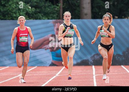 APELDOORN, NETHERLANDS - JUNE 25: Laura Zwaan of The Netherlands, Ilse Hoogeveen of The Netherlands, Noa Dhore of The Netherlands competing in the Women's 200m series of the ASICS NK Atletiek 2022 - Day 2 at AV '34 on June 25, 2022 in Apeldoorn, Netherlands. (Photo by Peter Lous/Orange Pictures) Stock Photo