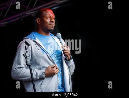 Nathan Caton, Stand Up Comedian, Open Air Comedy, Leigh Folk Festival, Leigh Library Gardens, Essex © Clarissa Debenham / Alamy Stock Photo