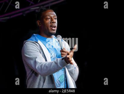 Nathan Caton, Stand Up Comedian, Open Air Comedy, Leigh Folk Festival, Leigh Library Gardens, Essex © Clarissa Debenham / Alamy Stock Photo