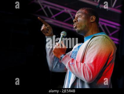 Nathan Caton, Stand Up Comedian, Open Air Comedy, Leigh Folk Festival, Leigh Library Gardens, Essex © Clarissa Debenham / Alamy Stock Photo