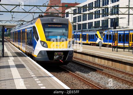 SNG local sprinter commuter train of NS on across tation Den Haag Mariahoeve with yellow head painting Stock Photo