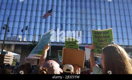 (220625) -- LOS ANGELES, June 25, 2022 (Xinhua) -- Demonstrators gather outside the federal courthouse to protest against the Supreme Court's overturning of the Roe vs. Wade abortion-rights ruling in downtown Los Angeles, California, the United States on June 24, 2022.  The U.S. Supreme Court on Friday overturned Roe v. Wade, a landmark decision that established a constitutional right to abortion in the nation nearly half a century ago. (Photo by Zeng Hui/Xinhua) Stock Photo