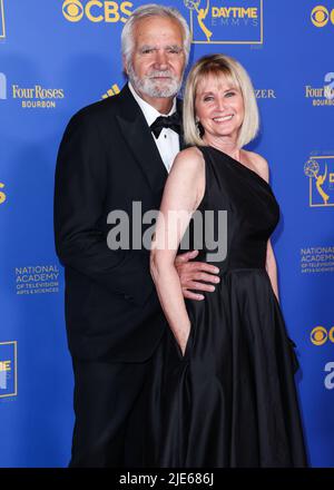 Pasadena, United States. 24th June, 2022. PASADENA, LOS ANGELES, CALIFORNIA, USA - JUNE 24: John McCook and Laurette Spang-McCook arrive at the 49th Daytime Emmy Awards held at the Pasadena Convention Center on June 24, 2022 in Pasadena, Los Angeles, California, United States. (Photo by Xavier Collin/Image Press Agency) Credit: Image Press Agency/Alamy Live News Stock Photo