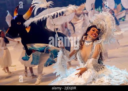 Parintins, Brazil. 25th June, 2022. AM - Parintins - 06/25/2022 - PARINRINS AMAZONAS, PARINTINS FOLKLORIC FESTIVAL 2022 - Presentation of the Boi-Bumba Caprichoso (blue bull) during the first night of presentations of the 55th Parintins Folklore Festival 2022 at dawn (25 ). Photo: Suamy Beydoun/AGIF Photo: Suamy Beydoun/AGIF/Sipa USA Credit: Sipa USA/Alamy Live News Stock Photo