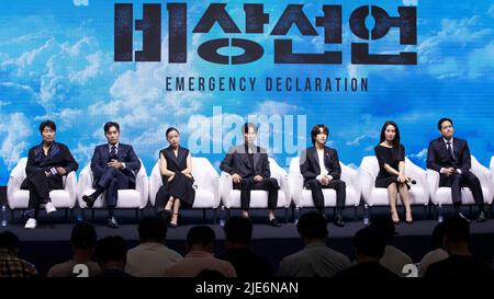 Seoul, South Korea. 20th June, 2022. (L to R) South Korean actors Song Kang-ho, Lee Byung-hun, Jeon Do-yeon, Kim Nam-Gil, Yim Si-Wan, Kim So-Jin and Park Hae-Jun and film director Han Jae-rim photocall at a production press conference for the movie 'Emergency Declaration' in Seoul, South Korea on Jun 20, 2022. The movie is to be released in South Korea on August. (Photo by Lee Young-ho/Sipa USA) Credit: Sipa USA/Alamy Live News Stock Photo