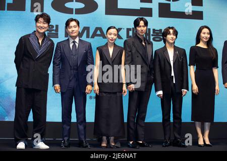 Seoul, South Korea. 20th June, 2022. (L to R) South Korean actors Song Kang-ho, Lee Byung-hun, Jeon Do-yeon, Kim Nam-Gil, Yim Si-Wan, Kim So-Jin and Park Hae-Jun and film director Han Jae-rim photocall at a production press conference for the movie 'Emergency Declaration' in Seoul, South Korea on Jun 20, 2022. The movie is to be released in South Korea on August. (Photo by Lee Young-ho/Sipa USA) Credit: Sipa USA/Alamy Live News Stock Photo