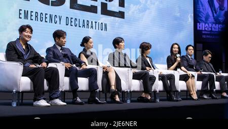 Seoul, South Korea. 20th June, 2022. (L to R) South Korean actors Song Kang-ho, Lee Byung-hun, Jeon Do-yeon, Kim Nam-Gil, Yim Si-Wan, Kim So-Jin and Park Hae-Jun and film director Han Jae-rim photocall at a production press conference for the movie 'Emergency Declaration' in Seoul, South Korea on Jun 20, 2022. The movie is to be released in South Korea on August. (Photo by Lee Young-ho/Sipa USA) Credit: Sipa USA/Alamy Live News Stock Photo