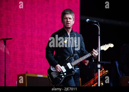 EDITORIAL USE ONLY. NO ARCHIVING. PLEASE NOTE MANDATORY RESTRICTIONS APPLY: 1) Photograph may only be used editorially in relation to live performances of Noel Gallagher's High Flying Birds. 2) Photograph may not reproduced as a poster or pin-up. 3) Photograph may not be reproduced in any publication devoted exclusively or predominantly to Noel Gallagher's High Flying Birds without prior permission from the artist and their management. Noel Gallagher's High Flying Birds performing at the Glastonbury Festival at Worthy Farm in Somerset. Picture date: Saturday June 25, 2022. Stock Photo