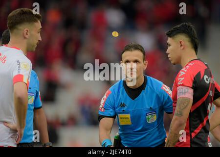 Curitiba, Brazil. 25th June, 2022. Referee Caio Max Augusto Vieira during Athletico and Red Bull Bragantino. Match valid for the 14th round of the 2022 Brazilian Championship. Joaquim Américo Guimarães Stadium in Curitiba, PR. Credit: Reinaldo Reginato/FotoArena/Alamy Live News Stock Photo