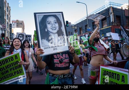 Los Angeles, California, USA. 24th June, 2022. Hundreds of abortion-rights protesters march through Downtown Los Angeles after Roe v. Wade ruling. (Credit Image: © Raquel Natalicchio/ZUMA Press Wire) Stock Photo