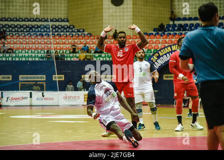 Hyderabad, India. 25th June, 2022. 24th Asian Mens Club League Champion Day 4 of Preliminary round 4 group b match between AL Najma vs AL Kuwait.AL Najma beats Al Kuwait by one margian of goal . Final score AL Najma 30 - Al Kuwait 29. (Photo by Varun Kumar Mukhia/Pacific Press) Credit: Pacific Press Media Production Corp./Alamy Live News Stock Photo