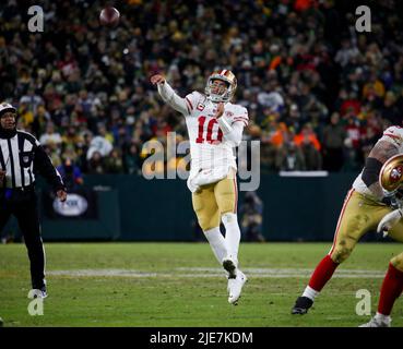 Green Bay, United States. 22nd Jan, 2022. San Francisco 49ers quarterback Jimmy Garoppolo (10) throws against the Green Bay Packers in the second quarter of an NFC divisional playoff game at Lambeau Field on Jan. 22, 2022, in Green Bay, Wisconsin. (Photo by Nhat V. Meyer/Bay Area News Group/TNS/Sipa USA) Credit: Sipa USA/Alamy Live News Stock Photo