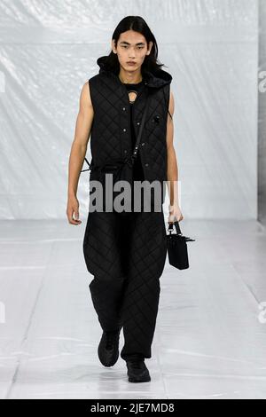 Paris, Frankreich. 25th June, 2022. CRAIG GREEN SS23 runway during Paris Fashion Week Menswear on June 2022 - Paris, France. 25/06/2022 Credit: dpa/Alamy Live News Stock Photo