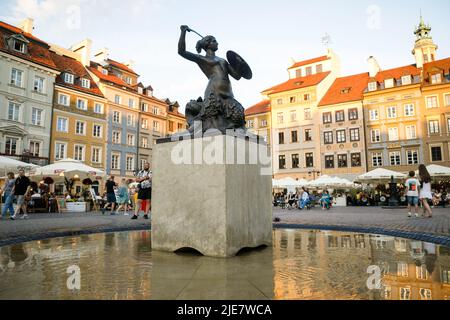 Warsaw, Poland. 25th June, 2022. The monument of the Mermaid of Warsaw, the symbol of the Polish capital, is seen in the centre of Warsaw's Old Town. Daily life summer evening in Warsaw Old town after a hot Saturday. (Photo by Volha Shukaila/SOPA Images/Sipa USA) Credit: Sipa USA/Alamy Live News Stock Photo