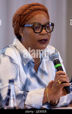 Krakow, Poland. 23rd June, 2022. Leymah Roberta Gbowee a Liberian peace activist and 2011 Nobel Peace Prize laureate, during a press conference while visiting Cracow, Poland, to meet with Ukrainian refugees. Credit: SOPA Images Limited/Alamy Live News Stock Photo