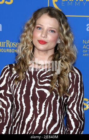 LOS ANGELES - JUN 7: Allison Lanier arrives at the 51st Daytime Emmy