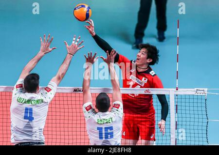 Quezon City. 26th June, 2022. Japan's Yuki Ishikawa (R) returns the ball during the FIVB Volleyball Nations League Men's Pool 3 match between Japan and Slovenia in Quezon City, the Philippines on June 26, 2022. Credit: Rouelle Umali/Xinhua/Alamy Live News Stock Photo