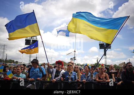 The crowd waving Ukrainian flags whilst watching Ukrainian folk quartet DakhaBrakha performing on the Pyramid Stage during the Glastonbury Festival at Worthy Farm in Somerset. Picture date: Sunday June 26, 2022. Stock Photo