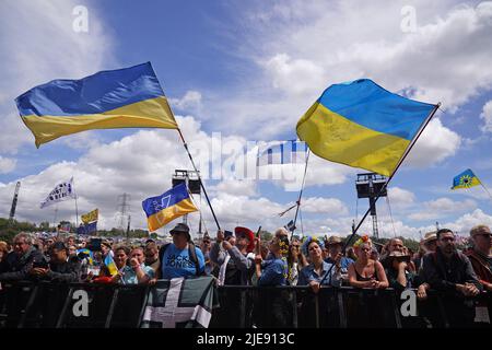 The crowd waving Ukrainian flags whilst watching Ukrainian folk quartet DakhaBrakha performing on the Pyramid Stage during the Glastonbury Festival at Worthy Farm in Somerset. Picture date: Sunday June 26, 2022. Stock Photo