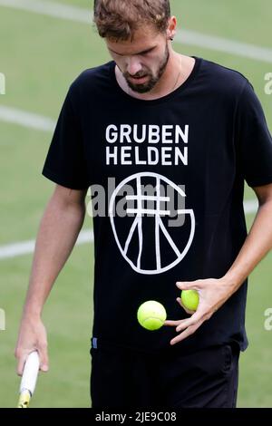 London, UK. 26th June, 2022. Tennis: Wimbledon Championships, Grand Slam tournament, training at the All England Tennis Club: Oscar Otte from Germany is in action. Credit: Frank Molter/dpa/Alamy Live News Stock Photo