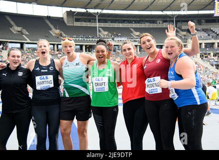 Cheering together left to right nb, Julia HARTING (SCC Berlin), Nadine MUELLER (MÃ ller) (SV Halle), Shanice CRAFT (SV Halle), Marike STEINACKER (TSV Bayer 04 Leverkusen), Kristin PUDENZ (SC Potsdam), Julia RITTER ( TV Wattenscheid 01) Women's discus throw final on June 25th, 2022 German Athletics Championships 2022, from June 25th. - 06/26/2022 in Berlin/ Germany. ÃÂ Stock Photo